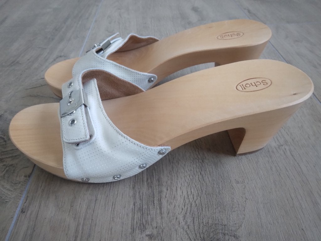 BIJNA NIEUW!!!! Halfhoge witte leren kleppers Scholl mt 39, Scholl, Wit, Zo goed als nieuw, Sandalen of Muiltjes