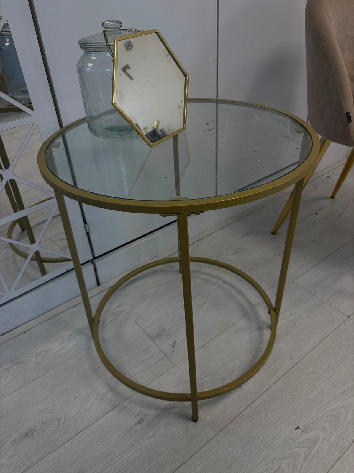 Gouden bijzettafel met glazen blad, Huis en Inrichting, Tafels | Bijzettafels, Minder dan 55 cm, Gebruikt, Metaal of Aluminium