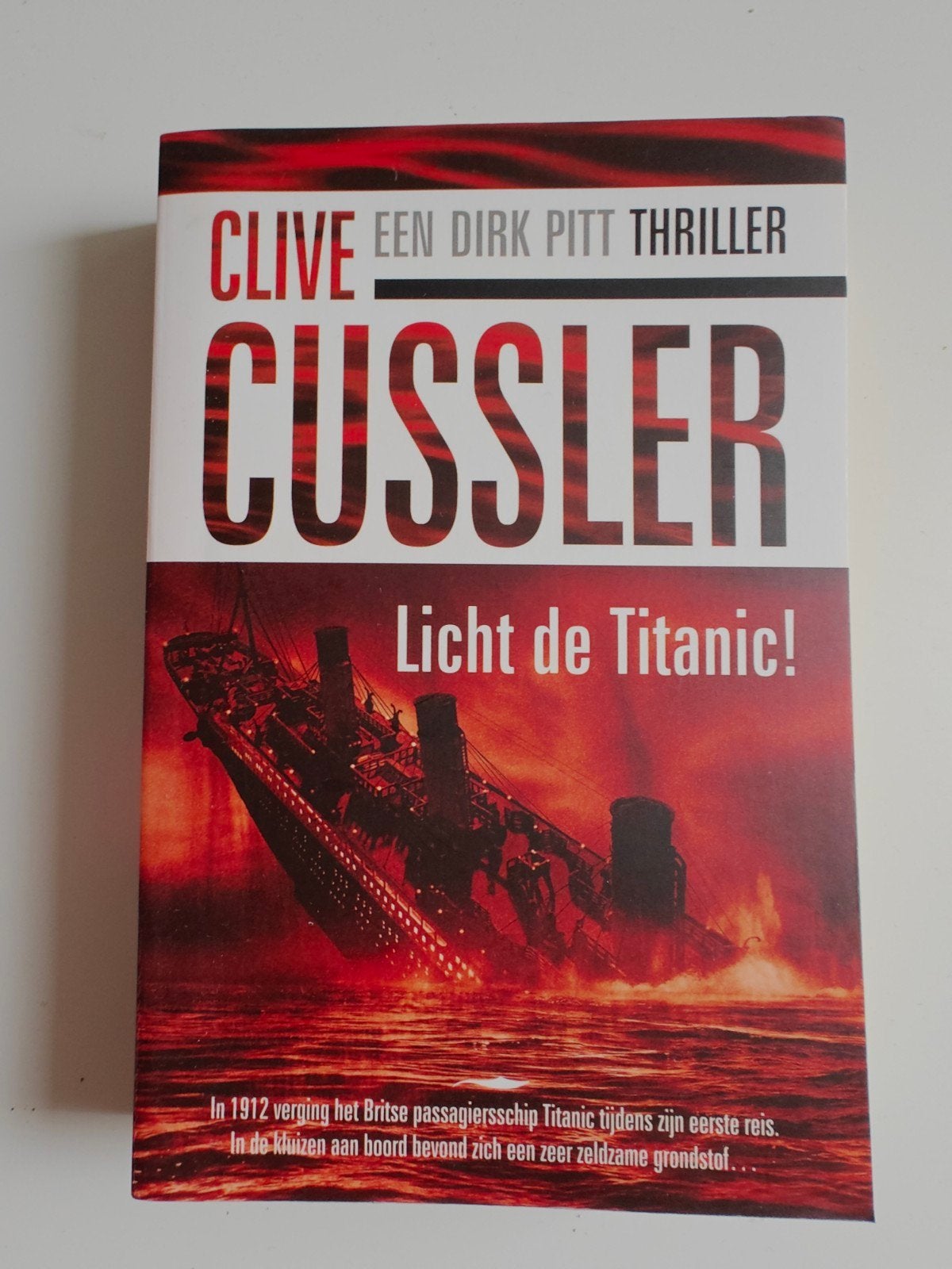 Clive Cussler - Licht de Titanic!, Ophalen of Verzenden, Zo goed als nieuw, Nederland, Clive Cussler