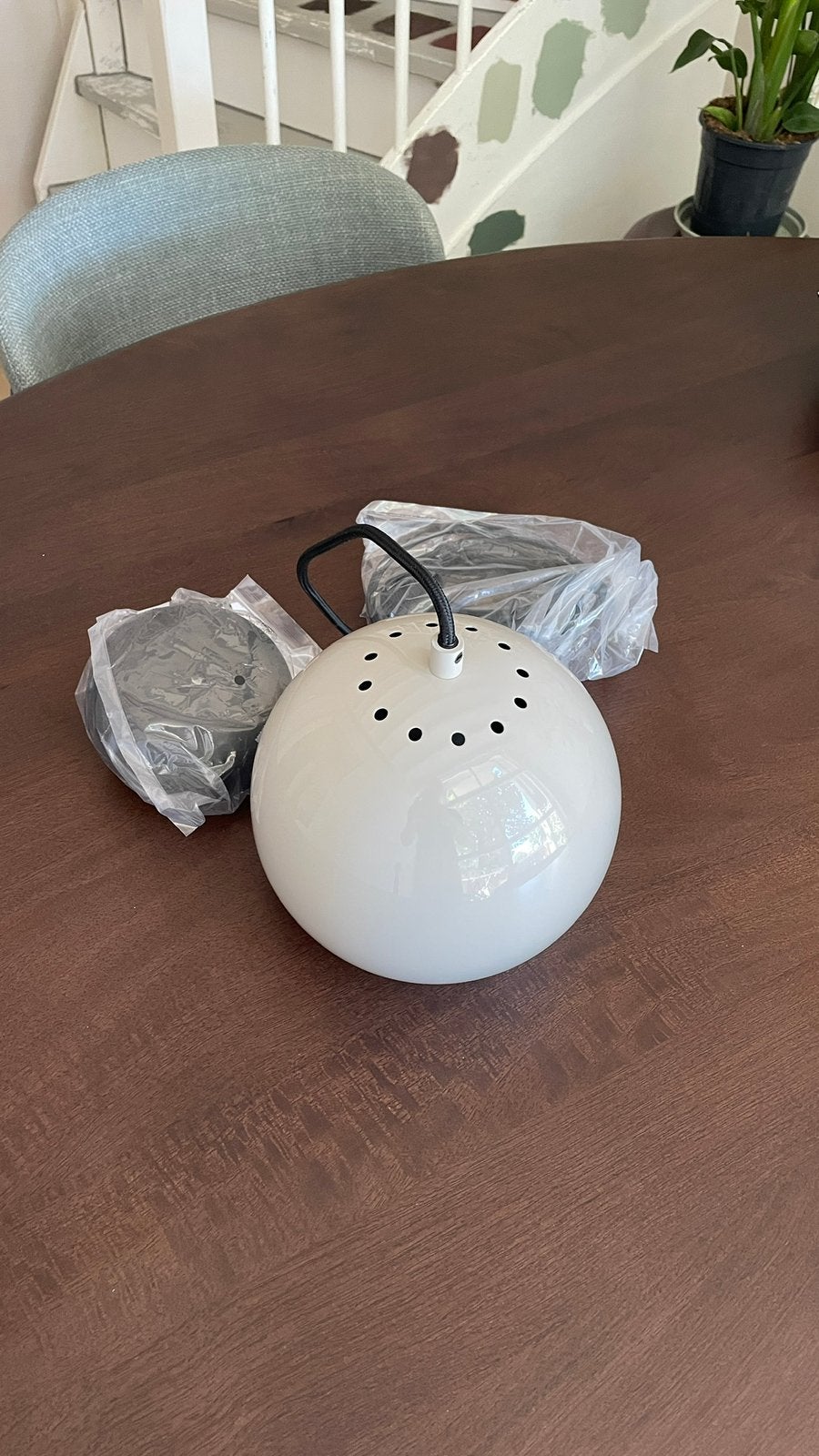 Frandsen hanglamp bal 18cm lichtgrijs 2 STUKS, Ophalen of Verzenden, Zo goed als nieuw, Metaal, E27 (groot)