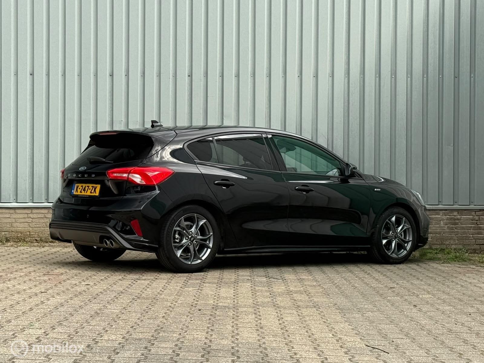 Ford Focus 1.0 ST-Line | CarPlay | Navi | PDC, 125 pk, Leder en Stof, Zwart, Bedrijf