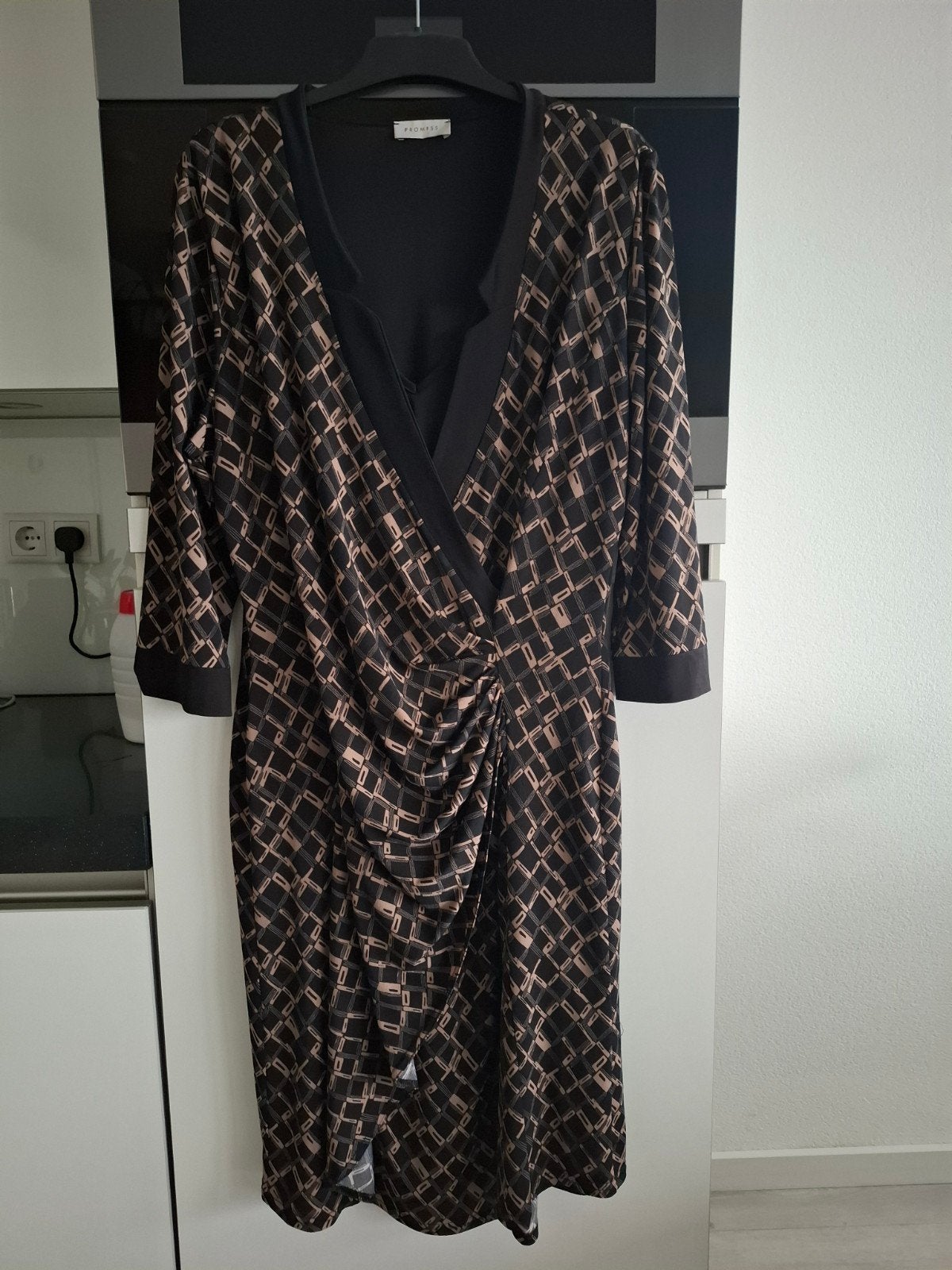 Prachtige, nieuwe, zwart/beige Promiss jurk, maat 48, Promiss, Zwart, Maat 46/48 (XL) of groter, Nieuw