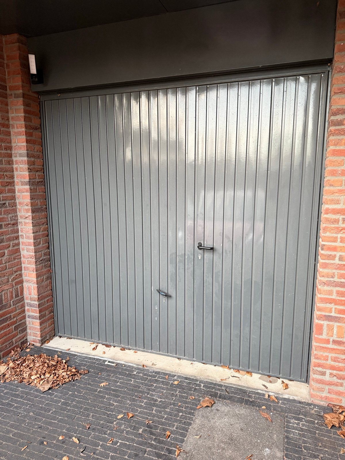 Garagedeur Novoferm met loopdeur en Somfy motor opener, Doe-het-zelf en Verbouw, Ophalen, Garagedeur, Zo goed als nieuw, Metaal