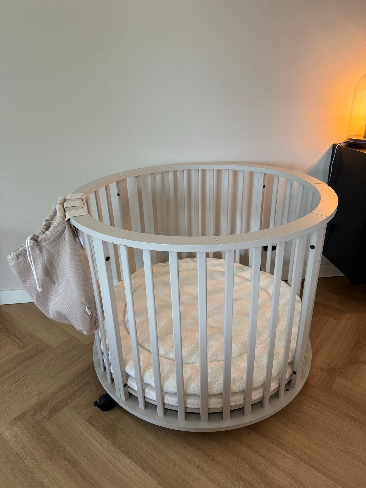 Ronde box Europe oatmeal met boxmatras, boxkleed & boxzak, Ophalen, Gebruikt, Rond, In hoogte verstelbaar