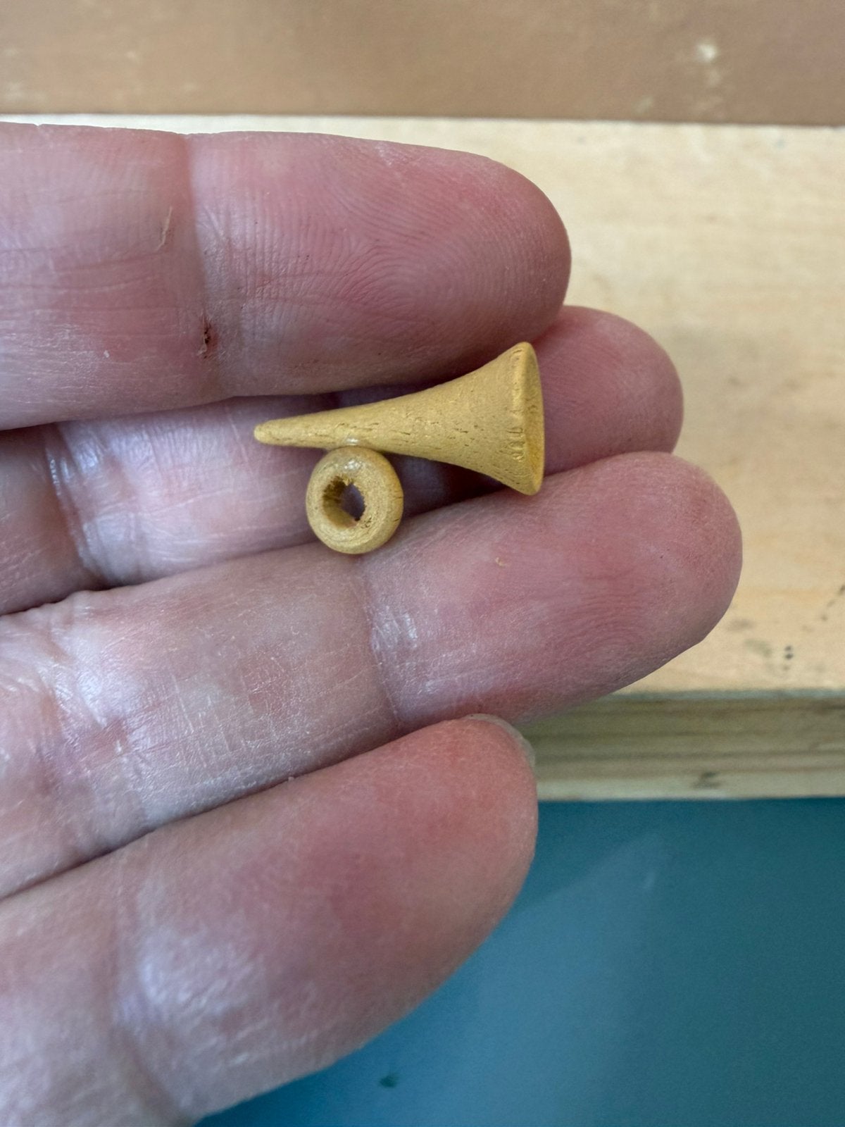 Toeter trompet - 2cm lang - hout, Ophalen of Verzenden, Zo goed als nieuw, Poppenhuis