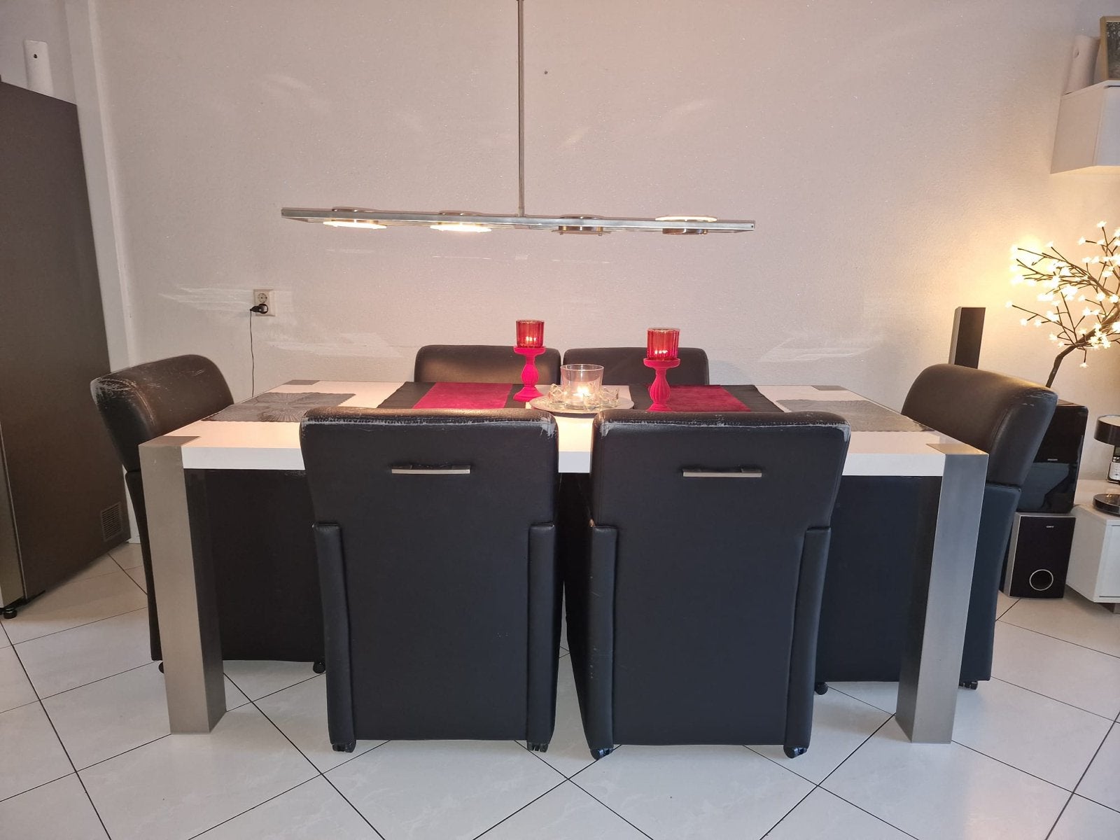 Eettafel met 6 stoelen op wielen (incl. decoratie), Ophalen, Kunststof, Gebruikt, 100 tot 150 cm