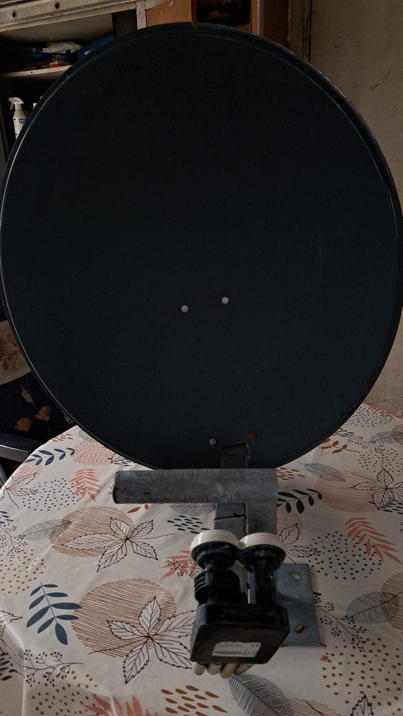 Schotel antenne kleur antraciet met lnb en muurbeugel, Ophalen of Verzenden, Gebruikt, (Schotel)antenne, Overige merken