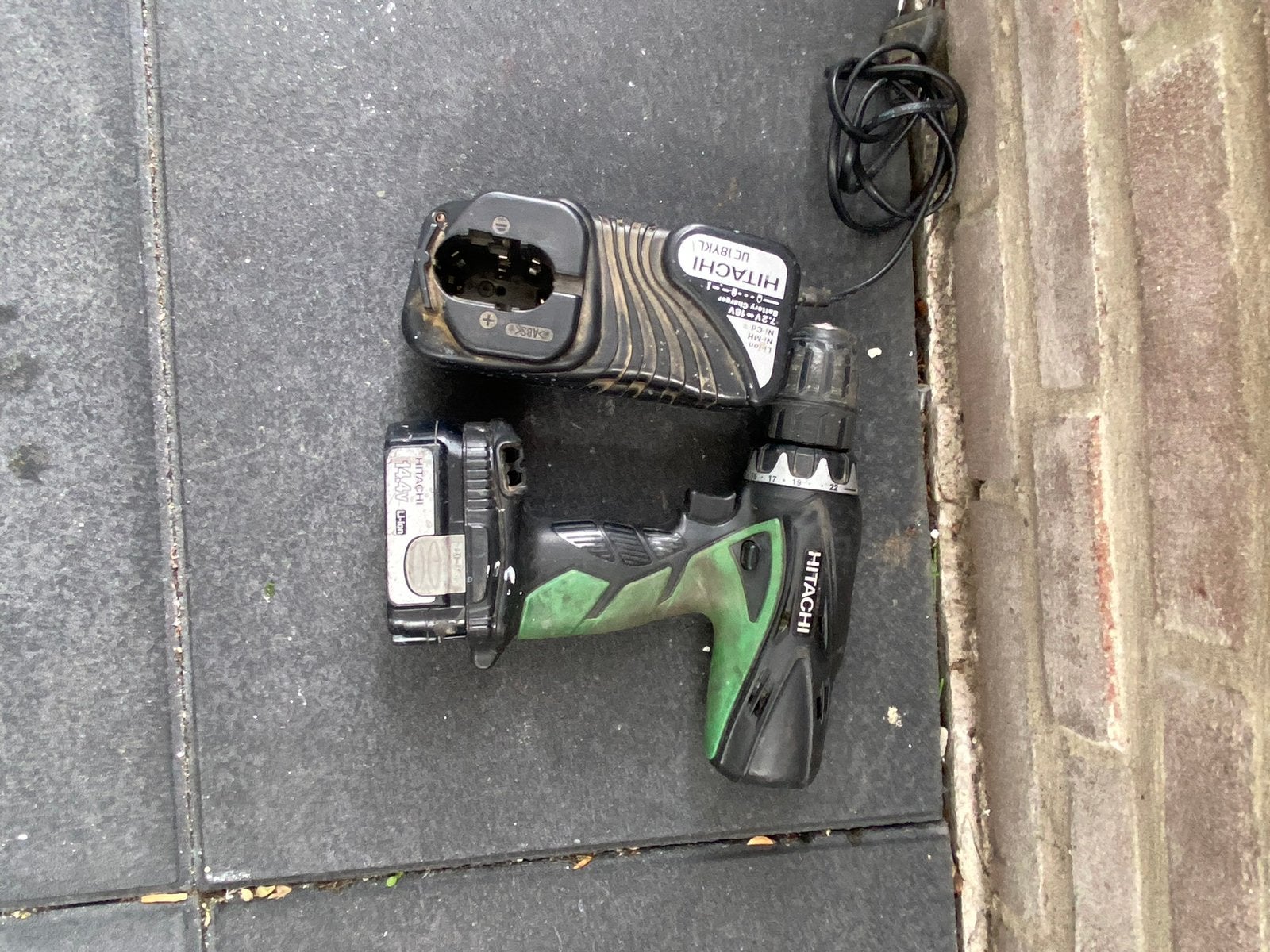Hitachi Boormachine met Accu en Oplader, Ophalen of Verzenden, Gebruikt, Minder dan 400 watt, Boormachine