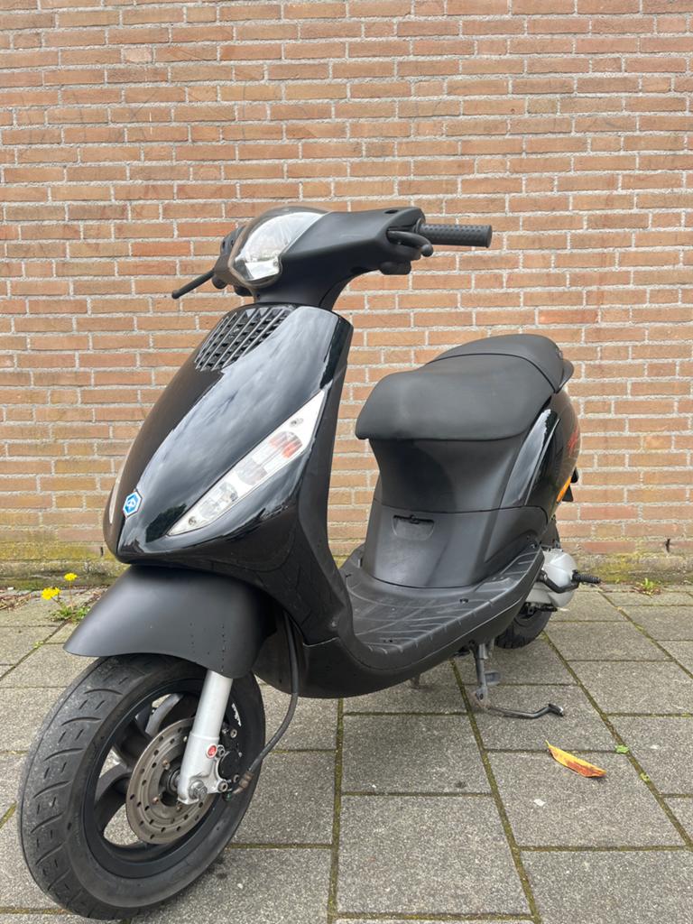 Zip 50cc 2t Brom, Fietsen en Brommers, Scooters | Piaggio, Zo goed als nieuw, Zip, Benzine, Ophalen of Verzenden