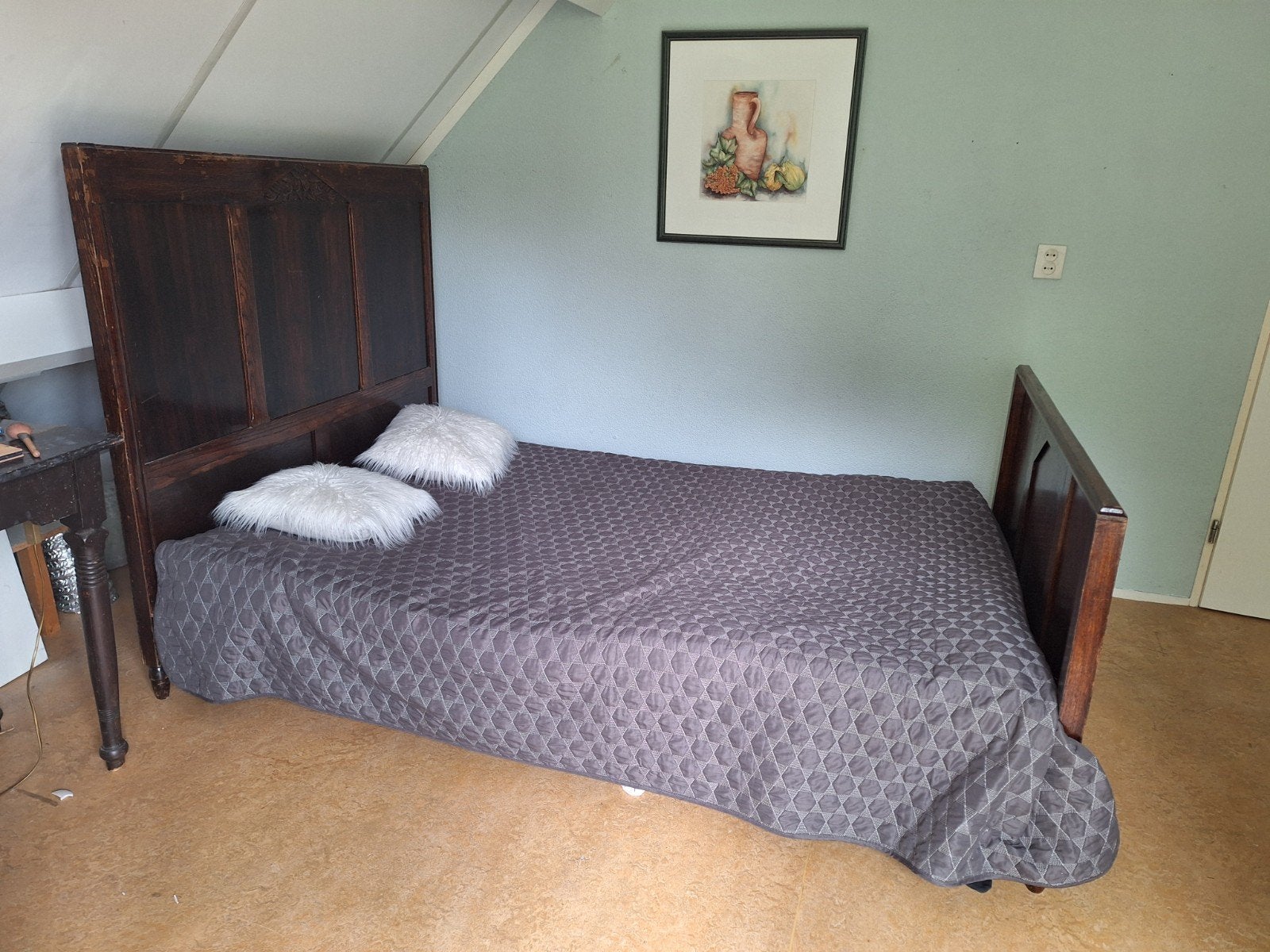 Antiek houten bed met sierlijk houtsnijwerk, 200 bij 140 cm, Ophalen