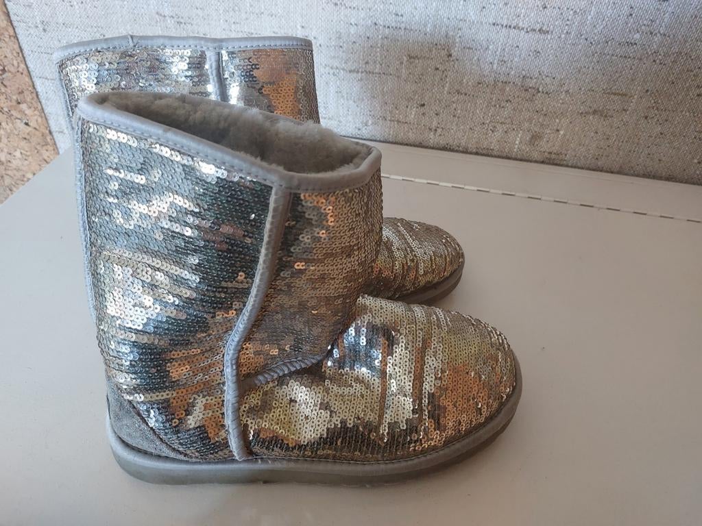 2 paar uggs met pailletten zgan maat 40, Ophalen of Verzenden, Zo goed als nieuw, Jongetje of Meisje, Sokjes