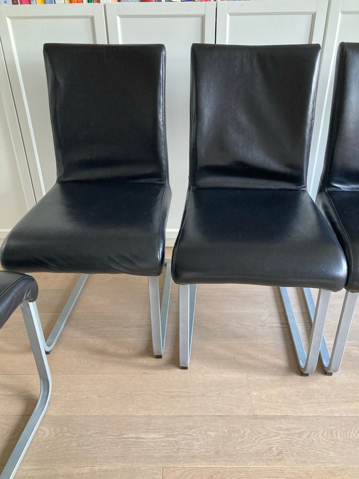 Teab 6 Zwarte Leerlook Eetkamerstoelen met Grijze Poten, Huis en Inrichting, Stoelen, Ophalen, Gebruikt, Zwart, Leer