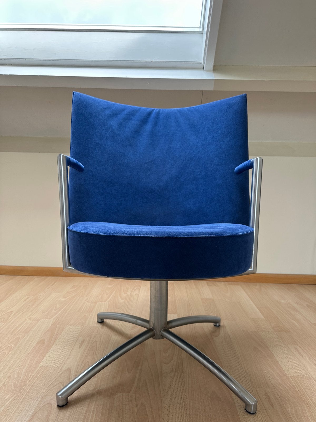 Moderne blauwe stoel met metalen onderstel, Huis en Inrichting, Ophalen, Blauw, Zo goed als nieuw, Metaal
