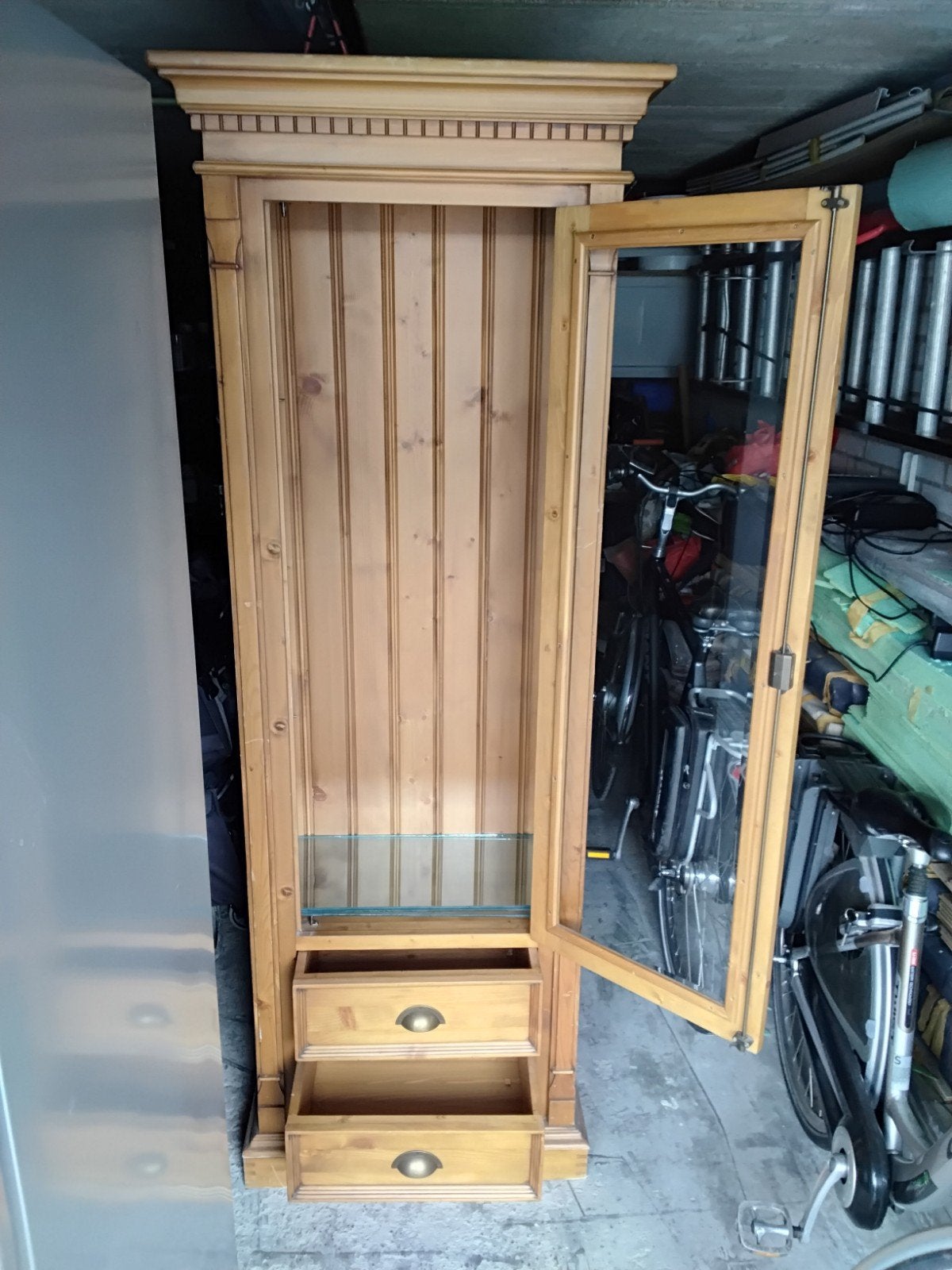Houten vitrinekast met glazen deur en lades, Ophalen, Minder dan 50 cm, Gebruikt, Met lade(s)