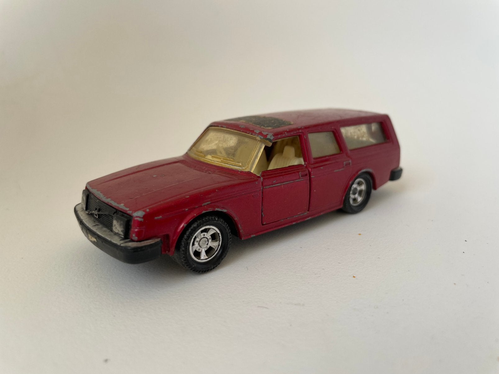 model Volvo 2-serie Estate , rood station, Matchbox 1/35, Ophalen of Verzenden, Gebruikt, Auto, Matchbox