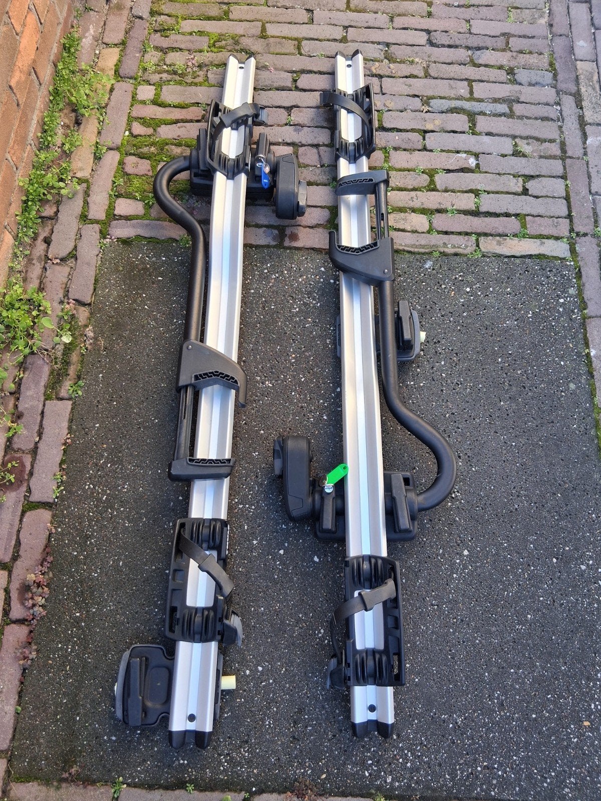 2 x Thule 598 fietsendrager dakdrager max 17kg race fietsen, Auto diversen, Ophalen, Dakdrager, Brede banden