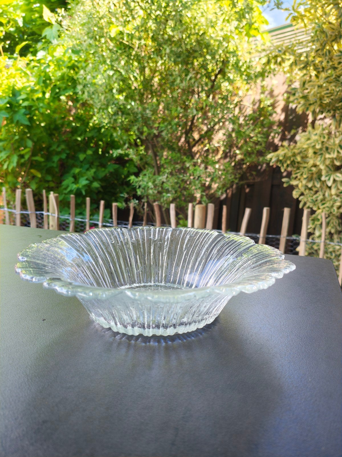 Glazen serveer/deco schaal in bloemvorm.Zeer nette staat!, Ophalen of Verzenden
