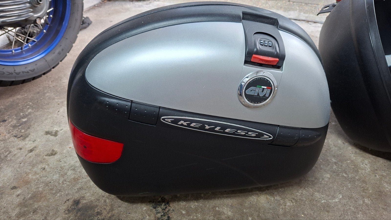 Givi Monokey Keyless zijkoffers - Set zonder kofferrek, Ophalen