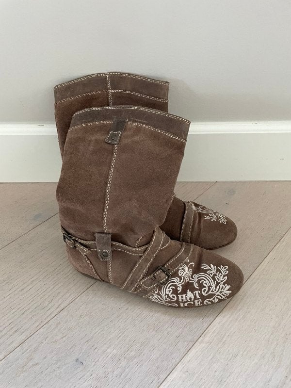 Hot Ice suede laarzen taupe met borduursel maat 36, Kleding | Dames, Hoge laarzen, Bruin, Ophalen of Verzenden, Onbekend