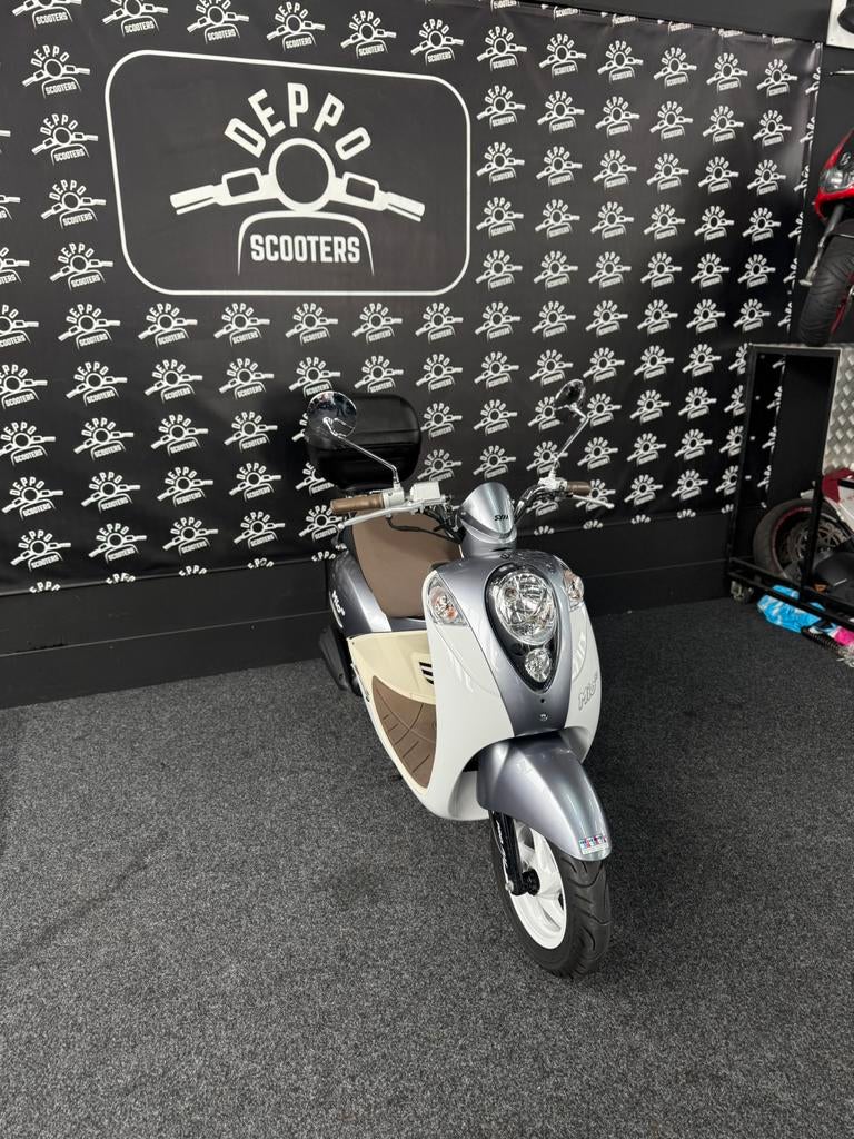 Sym mio 25km EERSTE EIGENAAR, Fietsen en Brommers, Scooters | SYM, 49 cc, Zo goed als nieuw, Benzine, Maximaal 25 km/u