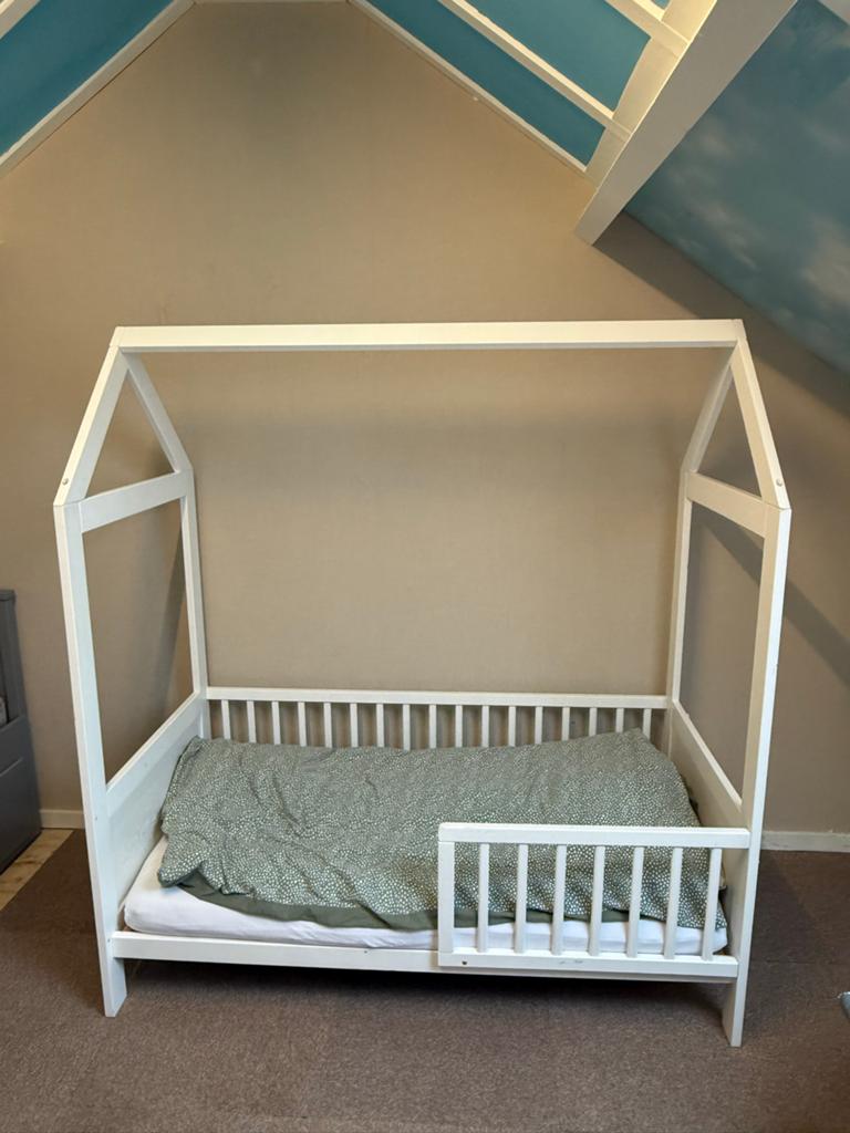 Kinderbed huisje wit - 140x70cm, Ophalen of Verzenden, Gebruikt, 140 tot 160 cm, 70 tot 85 cm