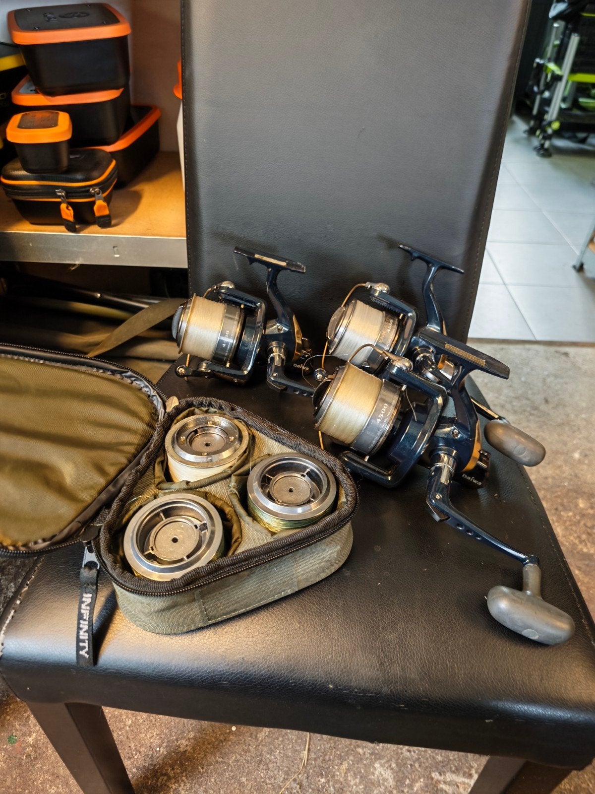 2x Daiwa emcast 4500, Watersport en Boten, Ophalen of Verzenden, Zo goed als nieuw, Molen