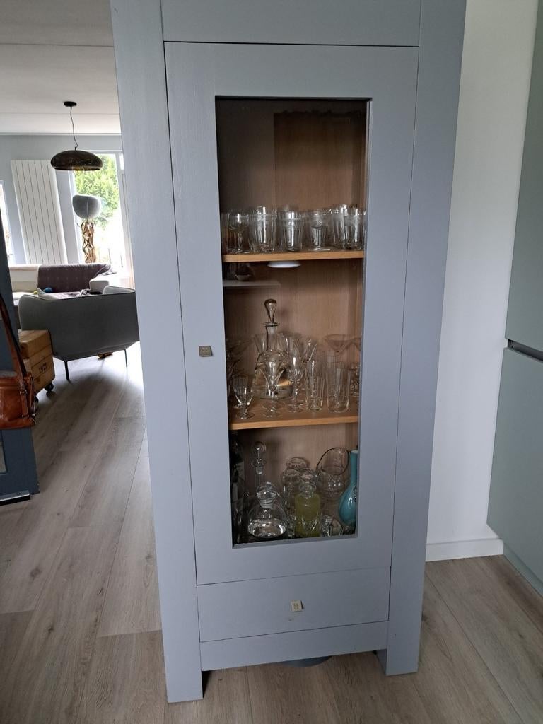 Leuke houten vitrinekast grijsblauw, Ophalen, 25 tot 50 cm, 50 tot 100 cm, 150 tot 200 cm