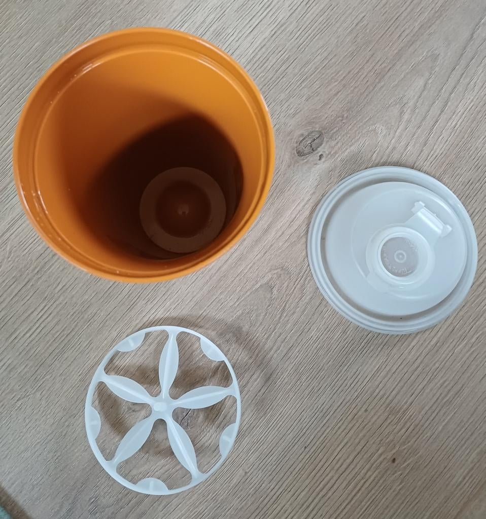 Oranje shakebeker met deksel en mixer, Ophalen of Verzenden, Gebruikt, Oranje, Beker of Kan