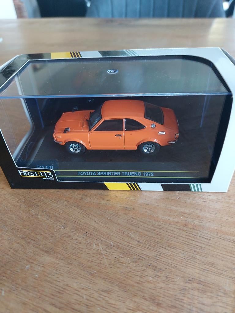 MODELAUTO 1-43 TOYOTA COROLLA KE25 ORANJE, Ophalen of Verzenden, Zo goed als nieuw, Auto, Overige merken