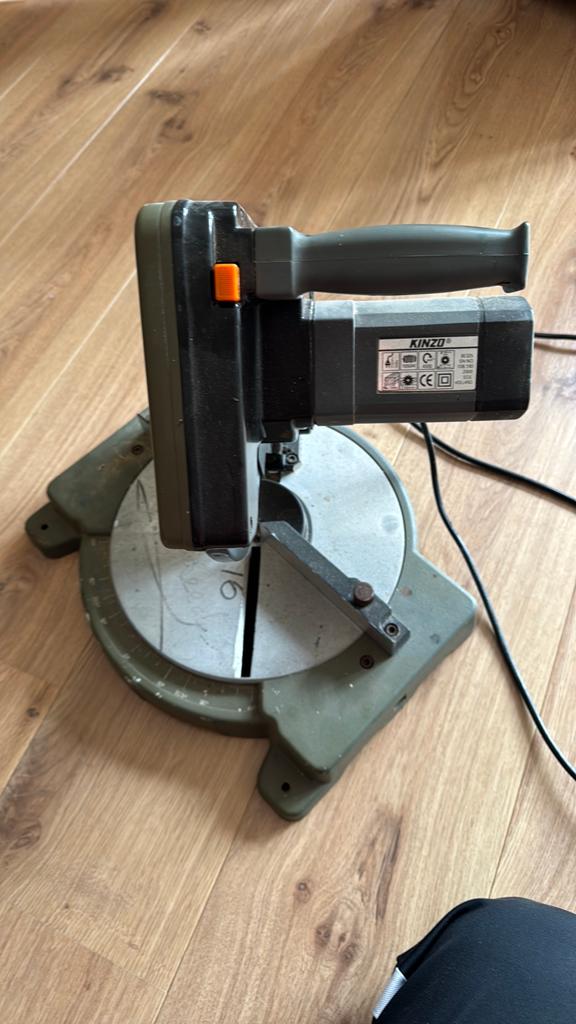 Kinzo Afkortzaag - Gebruikt maar functioneel, Gebruikt, 600 tot 1200 watt, Ophalen of Verzenden, Afkortzaag