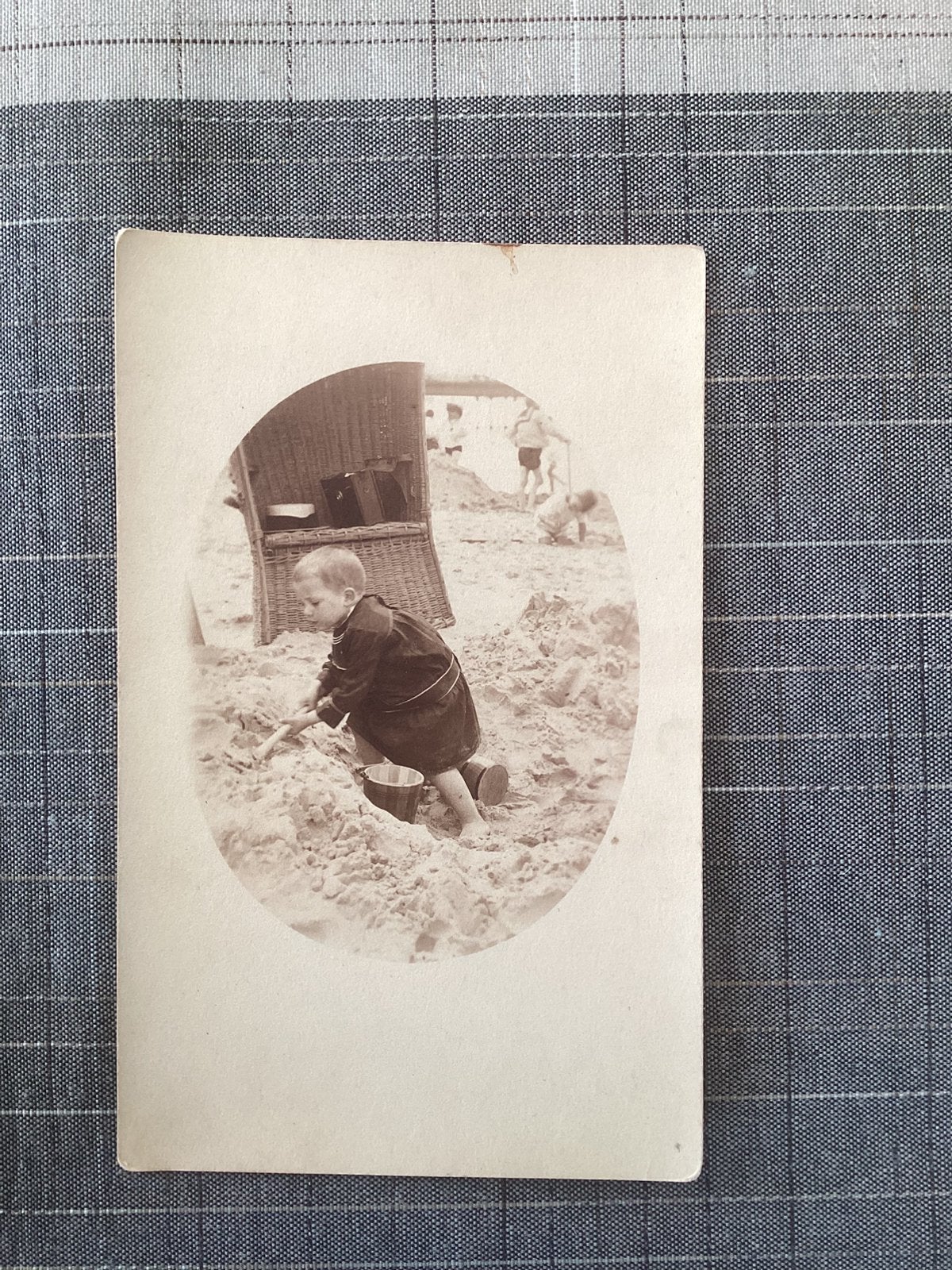 Fotokaart antiek - jongetje aan het strand -, Foto, Ophalen of Verzenden, Zo goed als nieuw, Voor 1940