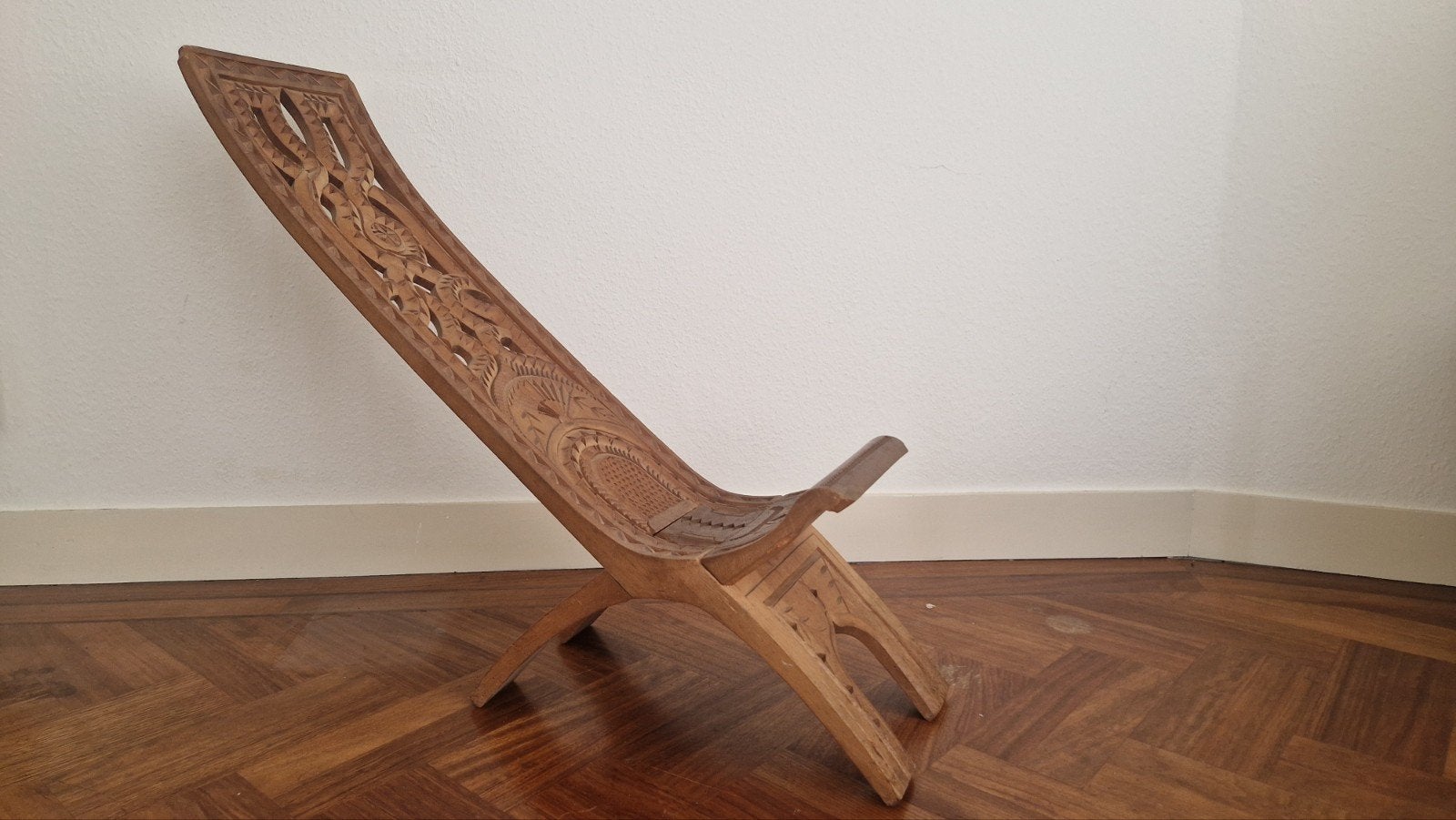Unieke handgesneden houten ligstoel/decoratie, Antiek en Kunst, Antiek | Meubels | Stoelen en Banken, Ophalen
