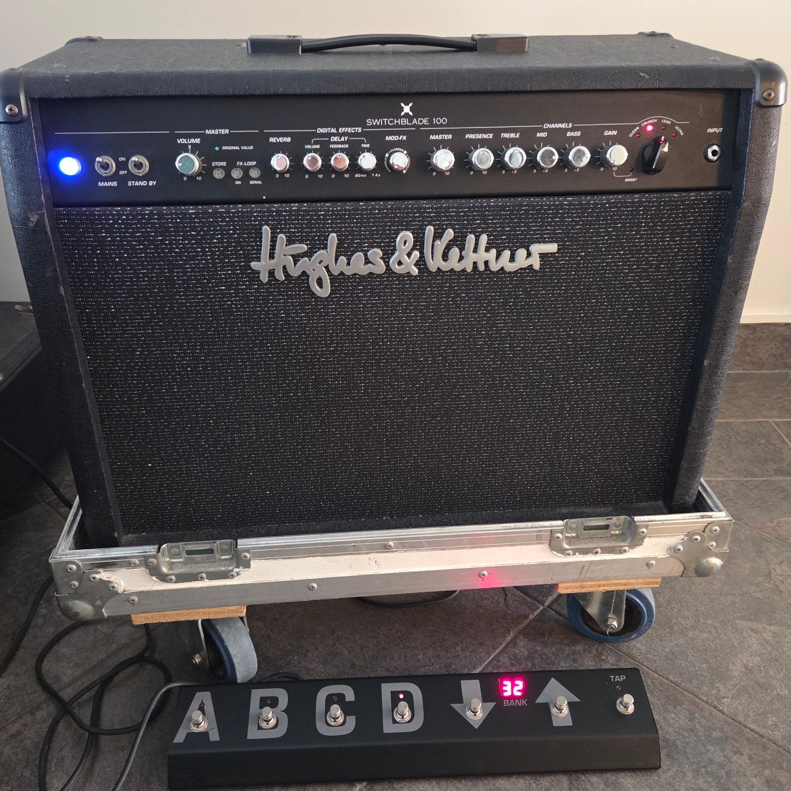 Hughes & Kettner Switchblade 100 Combo + Flightcase + pedal!, Ophalen, Gebruikt, 100 watt of meer