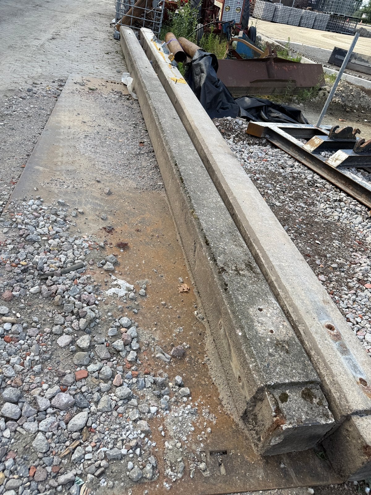 2 stuks gebruikte betonnen heipalen ~ 8.3 meter, Ophalen, Gebruikt