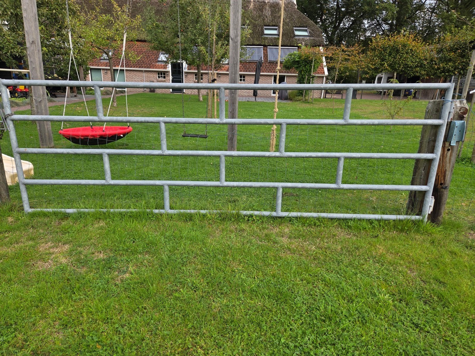 Stevige metalen hek van 1.30m hoog en 3.5m lang, Ophalen, Met poort, Gebruikt, Tuinhek