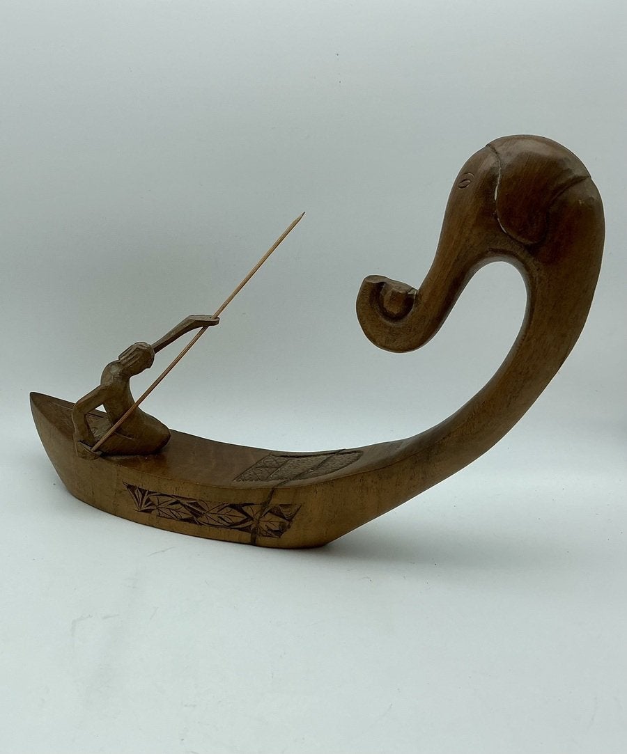 Kavel 111 - Gesneden houten boot met visser, Ophalen of Verzenden