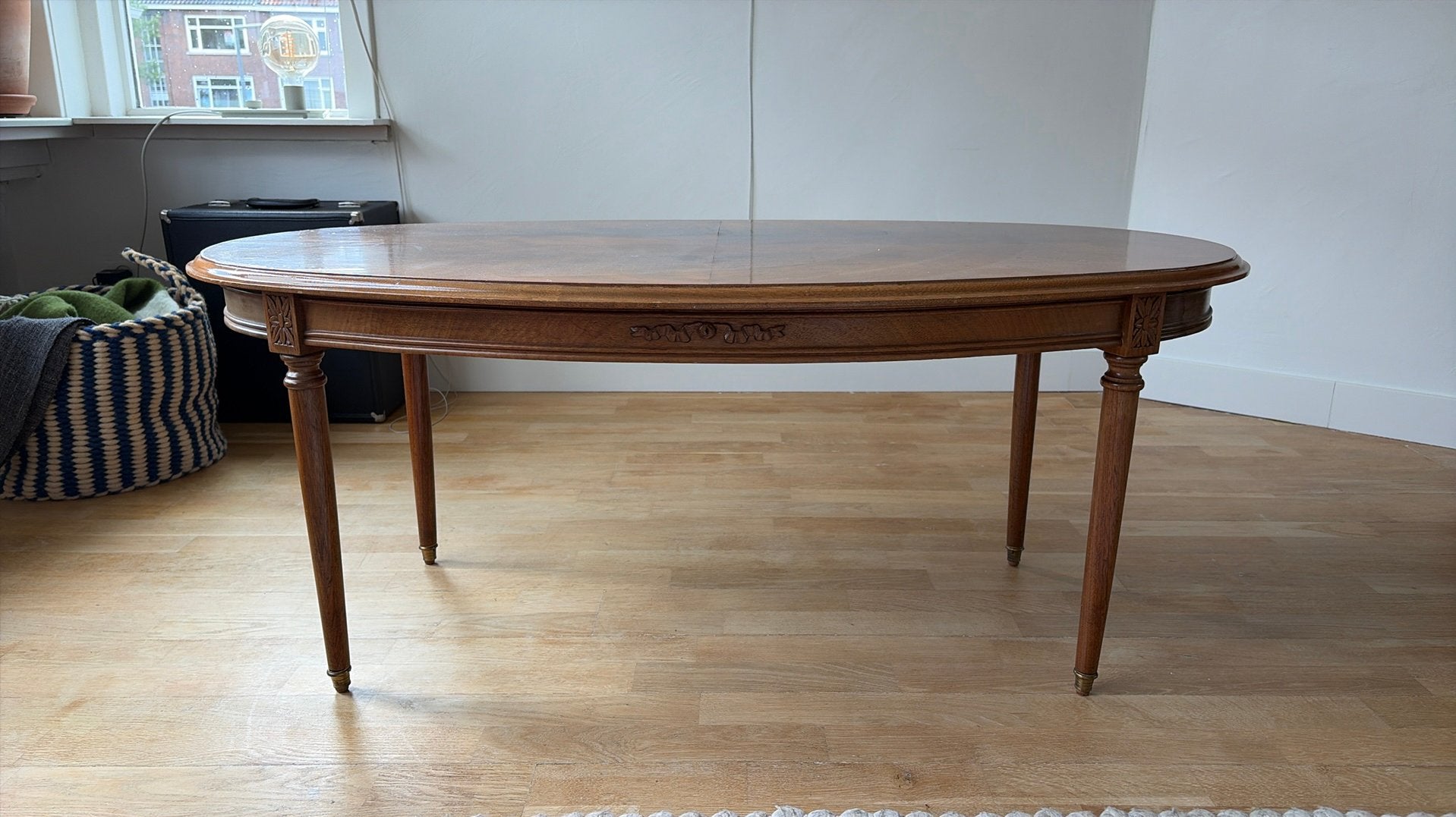 Vintage ovale salontafel met houtsnijwerk, Antiek en Kunst, Ophalen