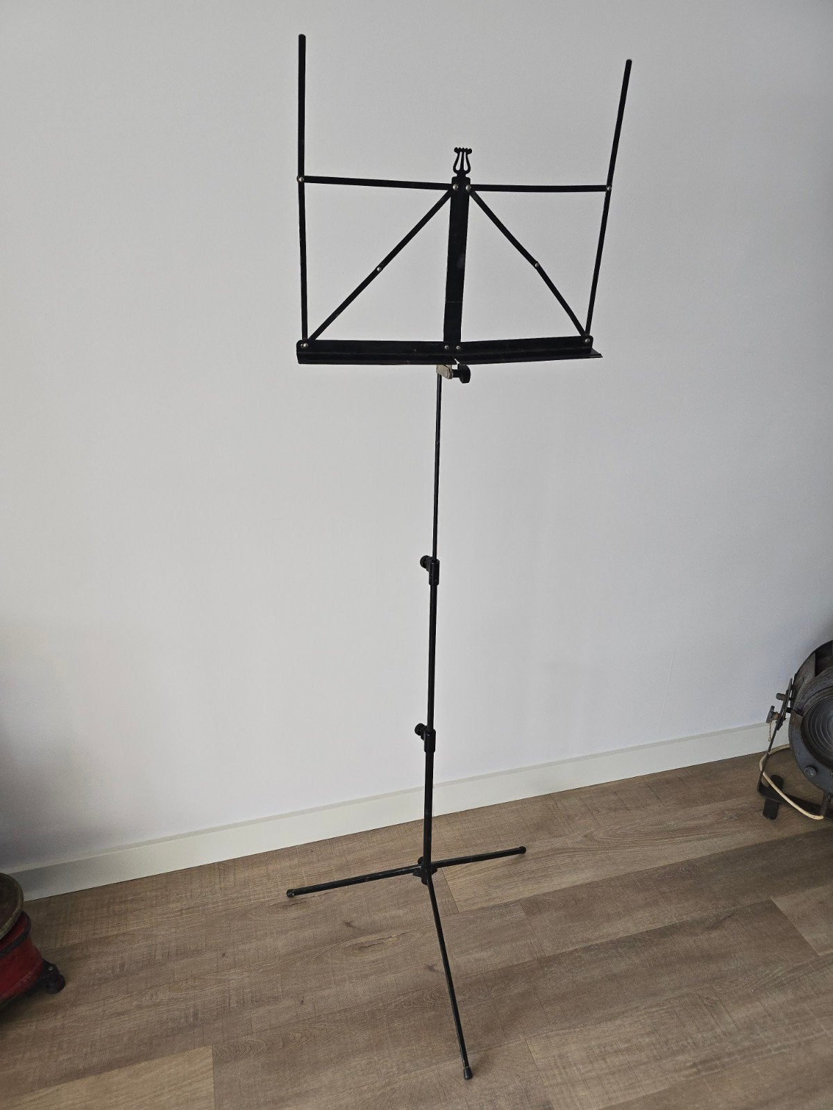 Vintage traploosverstelbare zwart bladmuziekstandaard €12,50, Muziek en Instrumenten, Standaards, Ophalen of Verzenden, Zo goed als nieuw
