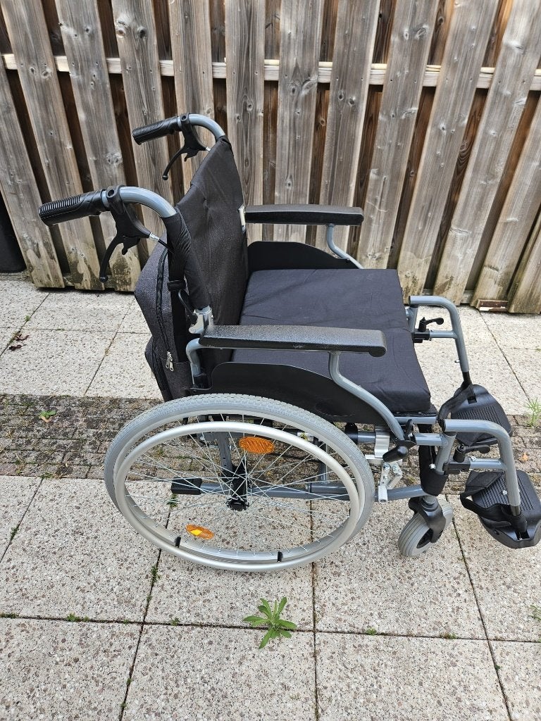 Lichtgewicht Rolstoel, 1 mnd gebruikt incl. rolstoel tas, Diversen, Rolstoelen, Ophalen, Inklapbaar, Zo goed als nieuw, Duwrolstoel