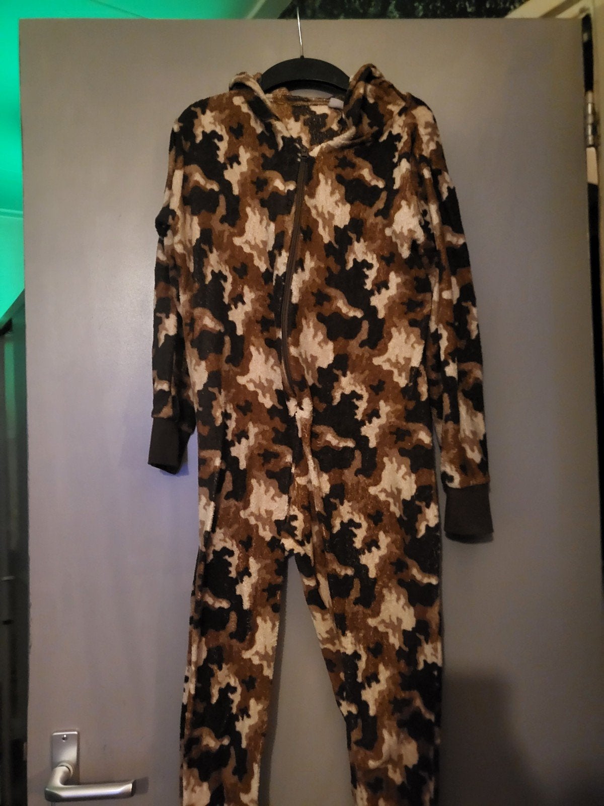 Comfortabele camouflage onesie 152, Ophalen of Verzenden, Zo goed als nieuw