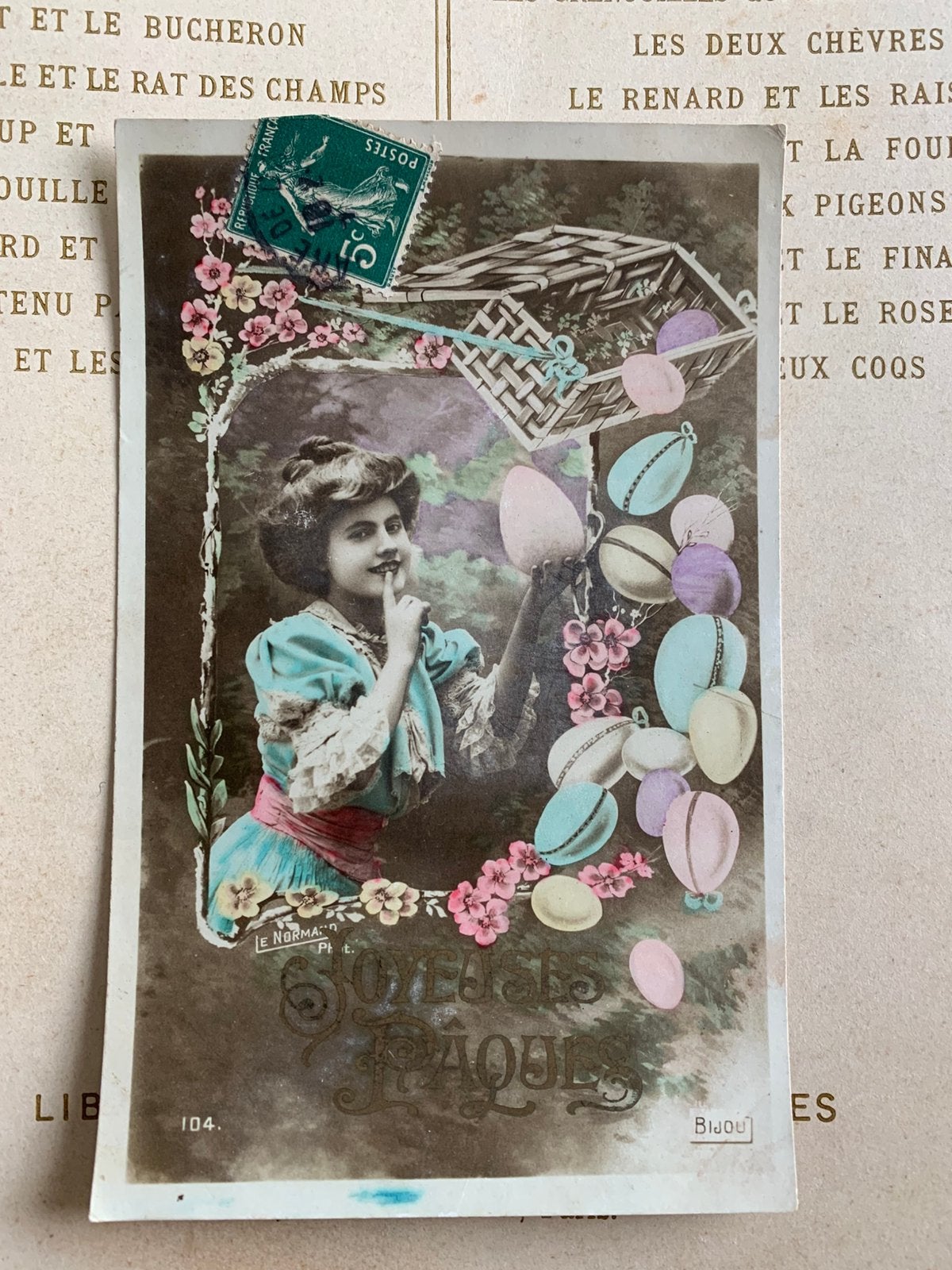 Joyeuses Pâques - dame met gekleurde paaseieren (EL), Ophalen of Verzenden, Voor 1920, Gelopen, Feest(dag)