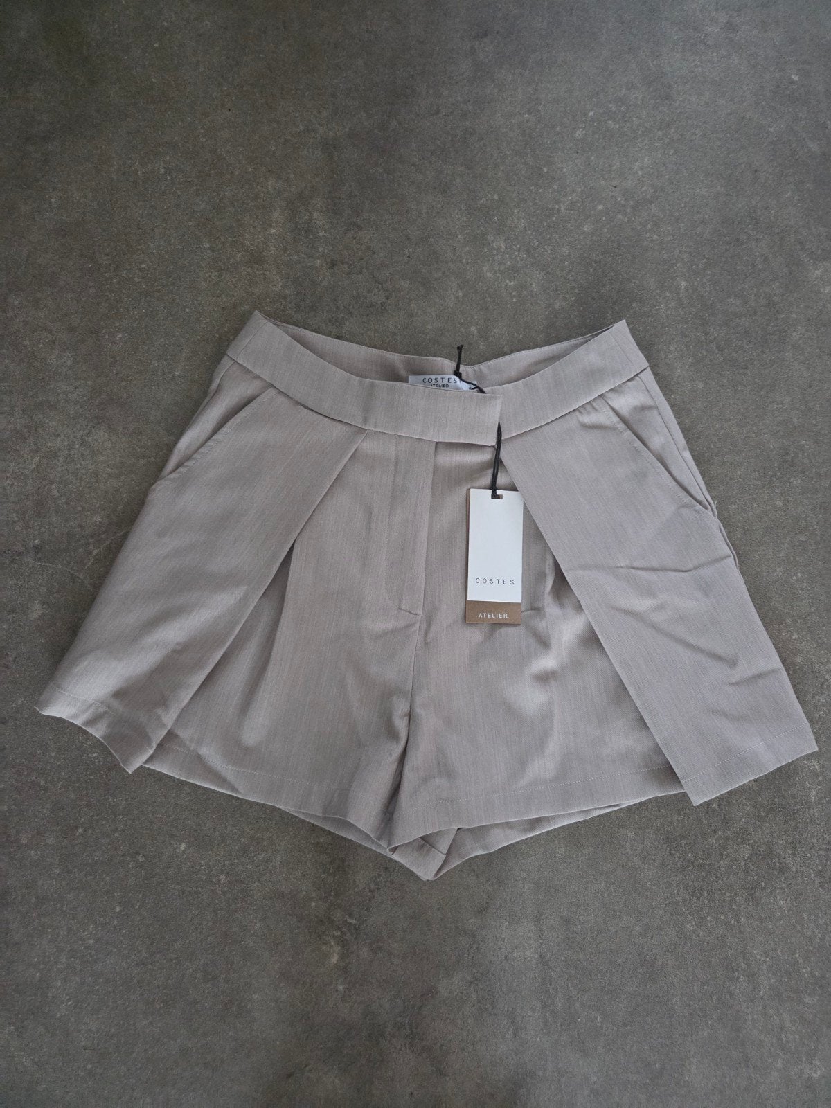 Costes Atelier korte broek grijs beige maat S nieuw, Kleding | Dames, Broeken en Pantalons, Kort, Costes Atelier, Nieuw, Ophalen of Verzenden