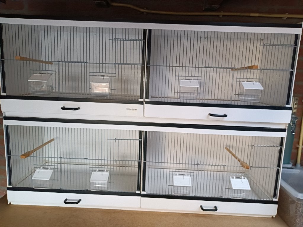 2 bakker kunstof broedkooien, zie omschrijving, Dieren en Toebehoren, Vogels | Hokken en Kooien, Ophalen, Gebruikt, Kunststof