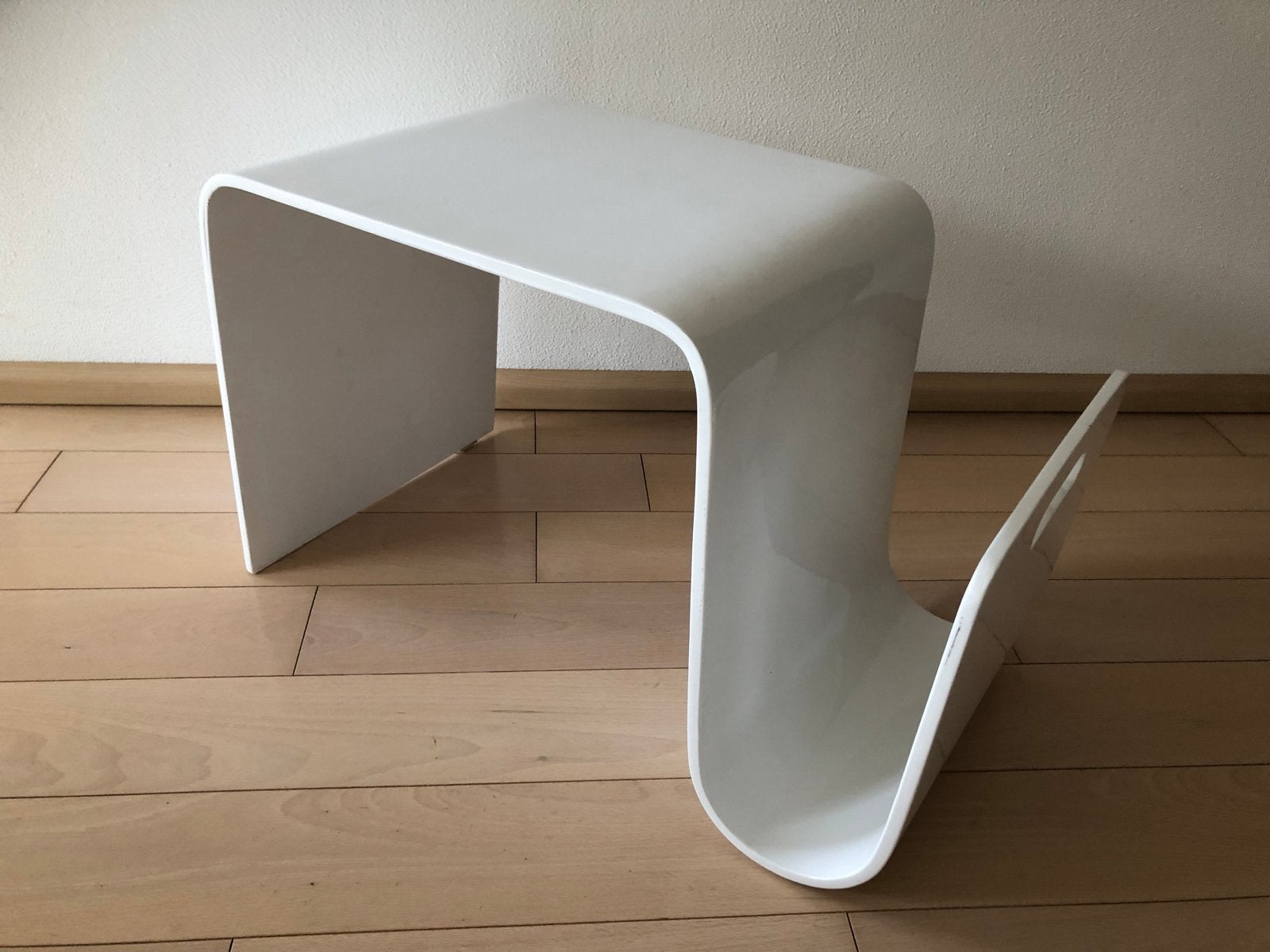 2 Witte glanzende kunststof bijzettafeltjes, Ophalen, Minder dan 45 cm, Kunststof, Gebruikt
