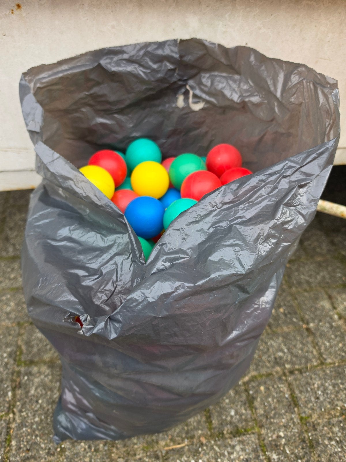 zak vol balkenbak ballen, Ophalen