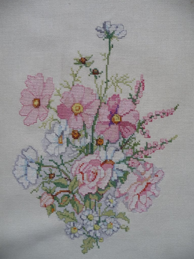 Borduurwerk "Roze en witte bloemen", Ophalen of Verzenden, Gebruikt, Handborduren, Onderdeel of Toebehoren