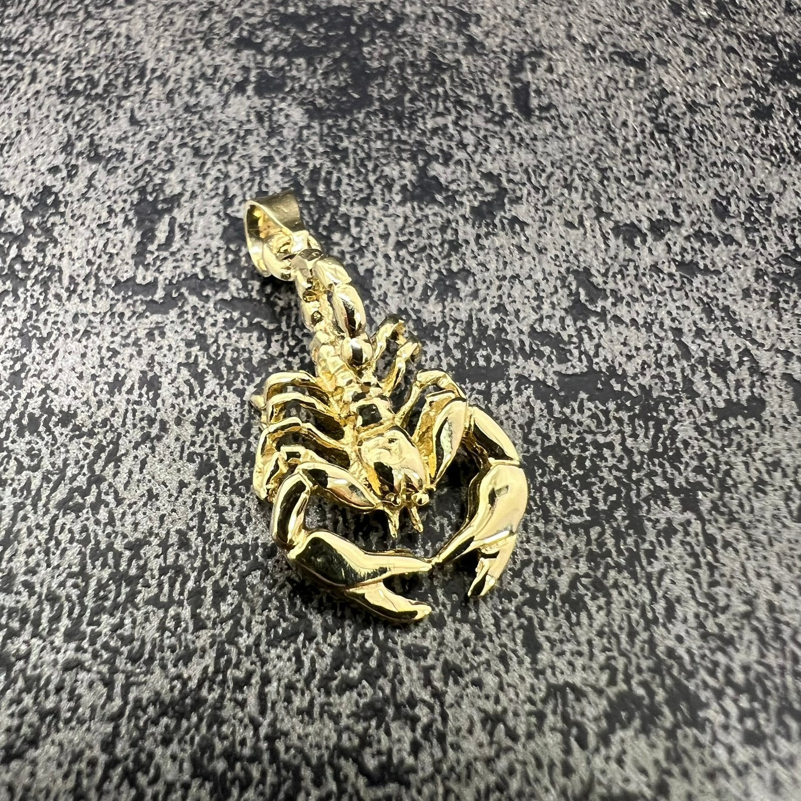 14 karaat gouden hanger schorpieon kettinghanger, Sieraden, Tassen en Uiterlijk, Bedels, Ophalen of Verzenden, Zo goed als nieuw