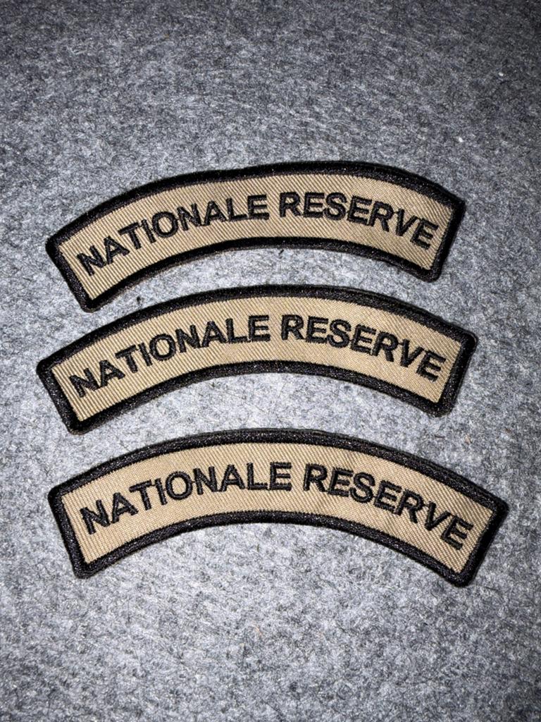 3x Straatnaam Korps Nationale Reserve (zonder klittenband), Verzamelen, Ophalen of Verzenden, Landmacht, Nederland, Embleem of Badge