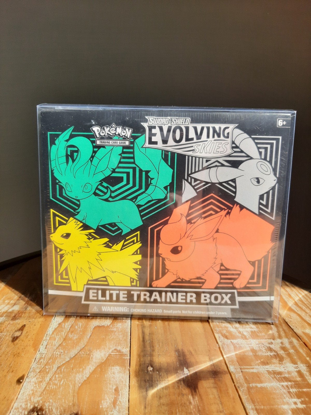 Evolving skies etb staat Nm., Hobby en Vrije tijd, Verzamelkaartspellen | Pokémon, Ophalen of Verzenden, Nieuw, Boosterbox, Foil