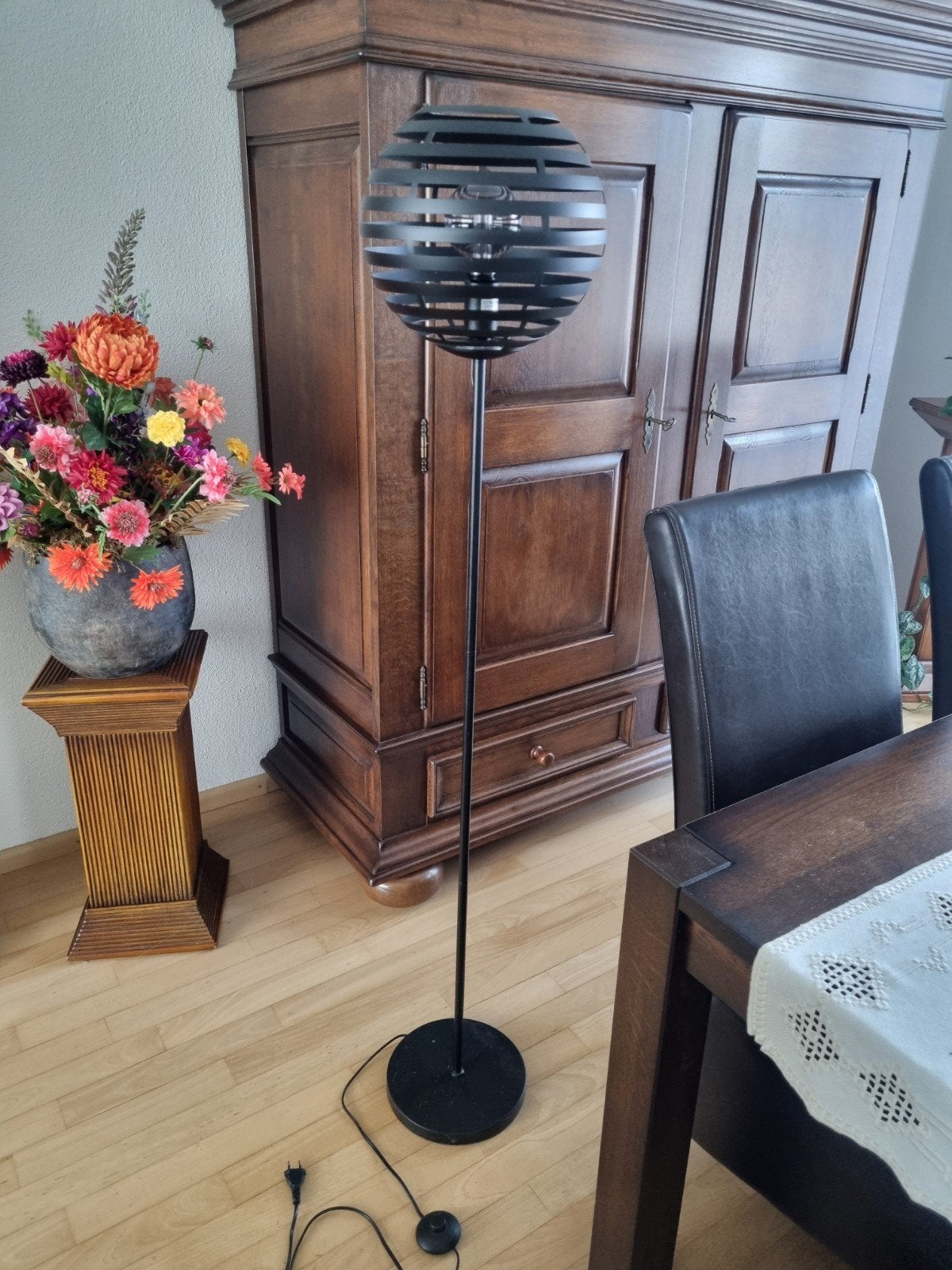 Moderne zwarte vloerlamp met spiraalvormige kap, Ophalen, Modern, Industrieel, E27 (groot), Zo goed als nieuw